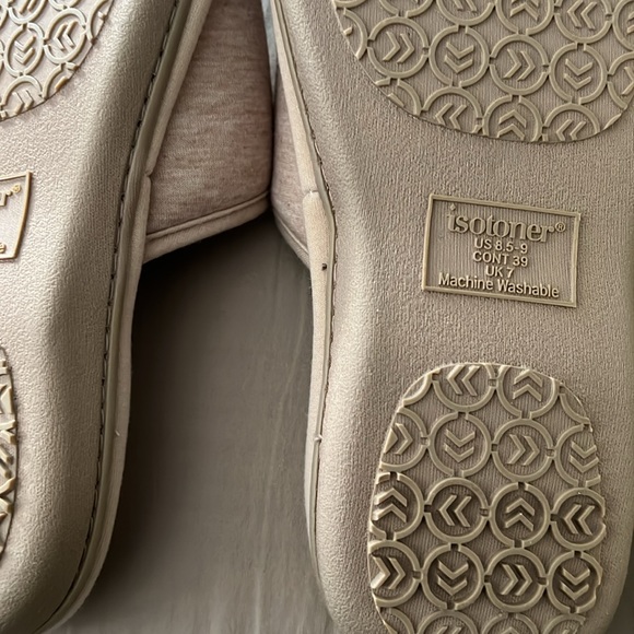 Isotoner signature  Slide Slippers (For Women) size LG

Great gift! - Picture 2 of 3